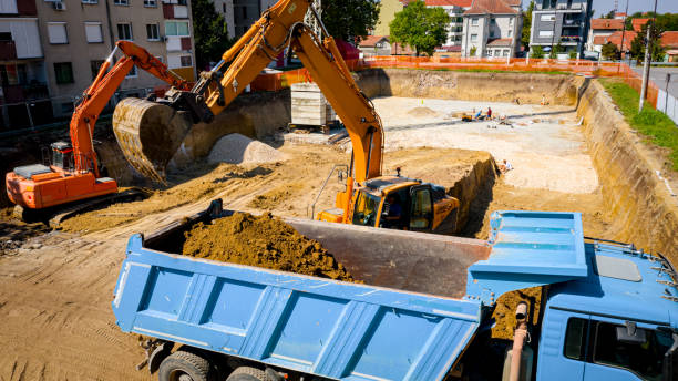 Engin de terrassement chargeant des matériaux